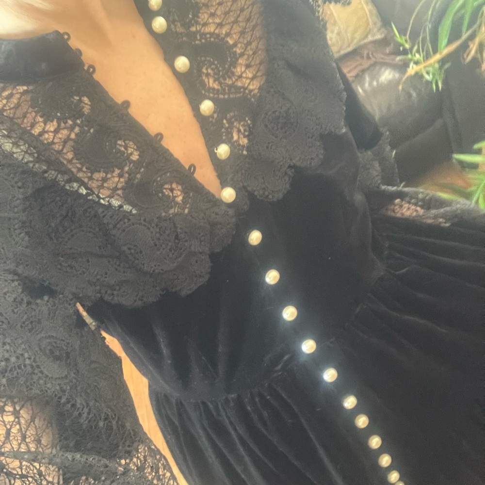 Goth gorgeous size small NWT dress. Velvet lace and faux pearls